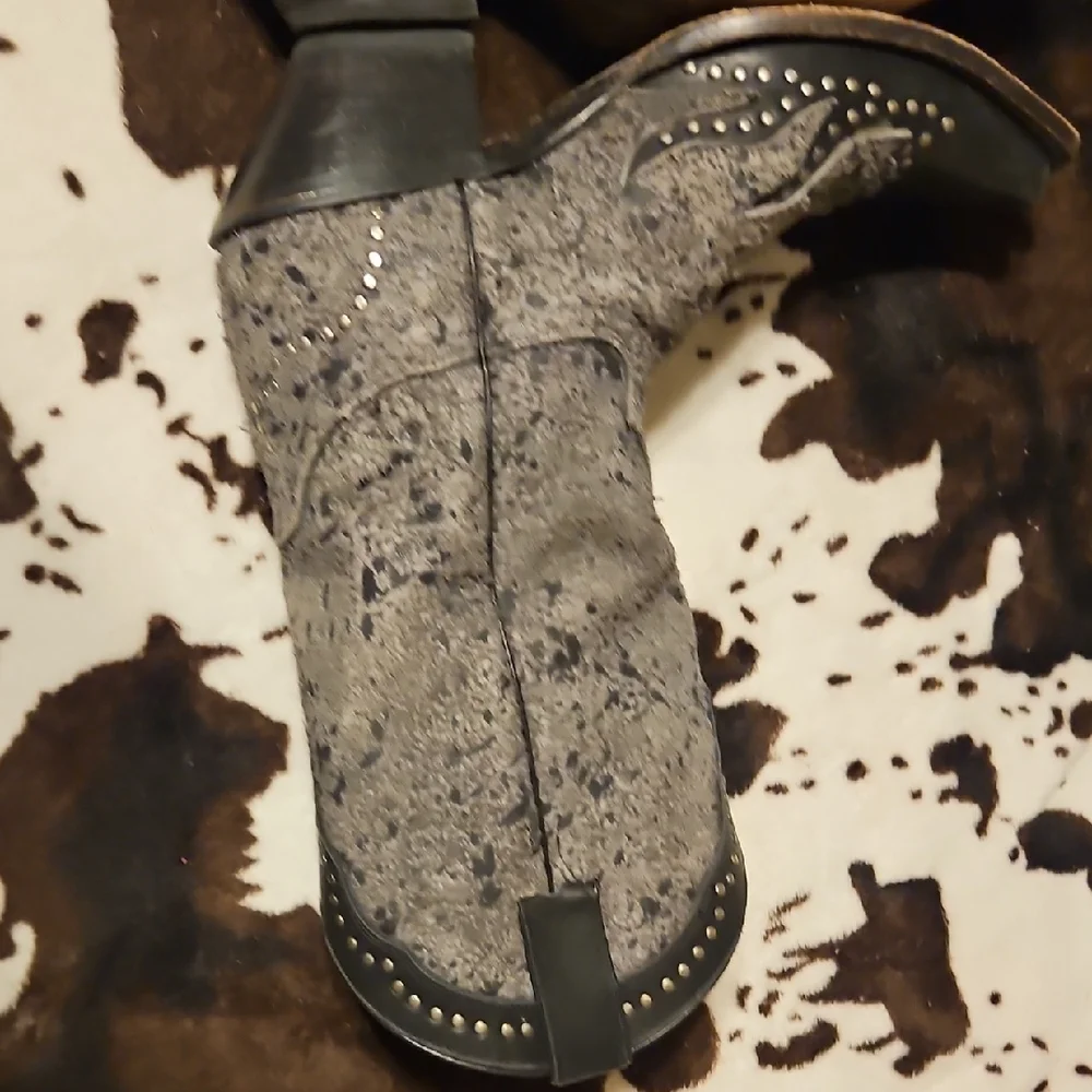 Harley-Davidson Black and Gray Studded Heeled Boots - Picture 3 of 12